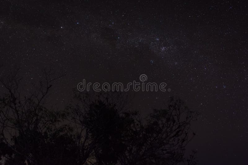 在劳恩山7号营地度过的一个星光灿烂的夜晚。劳恩山是爪哇岛上最具挑战性的山路之一，也是印度尼西亚爪哇岛上最活跃的火山之一，艰难、困难、极端 免版税库存照片