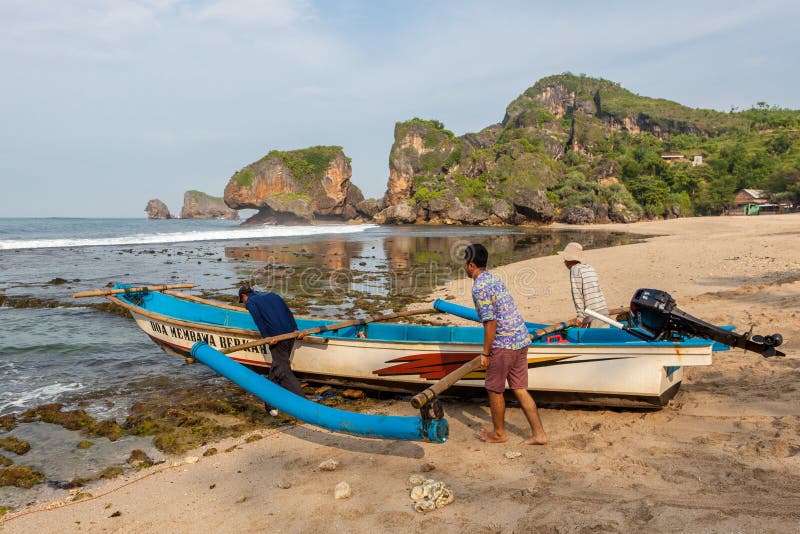 JAVA, INDONESIA - 10 aprile 2015: Presa dei pescatori fotografia stock libera da diritti JAVA, INDONESIA - 10 aprile 2015: Presa dei pescatori fotografia stock libera da diritti