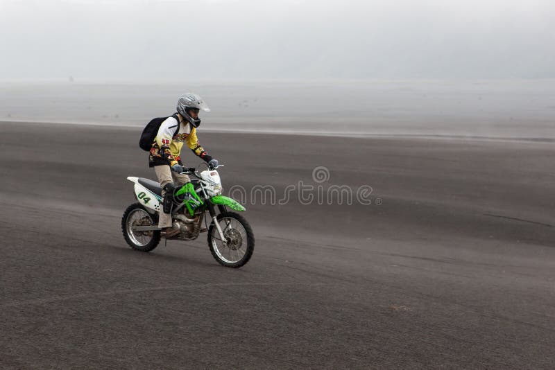 JAVA, INDONÉSIE - 19 avril 2015 : Équitation de touristes photos libres de droits JAVA, INDONÉSIE - 19 avril 2015 : Équitation de touristes photos libres de droits