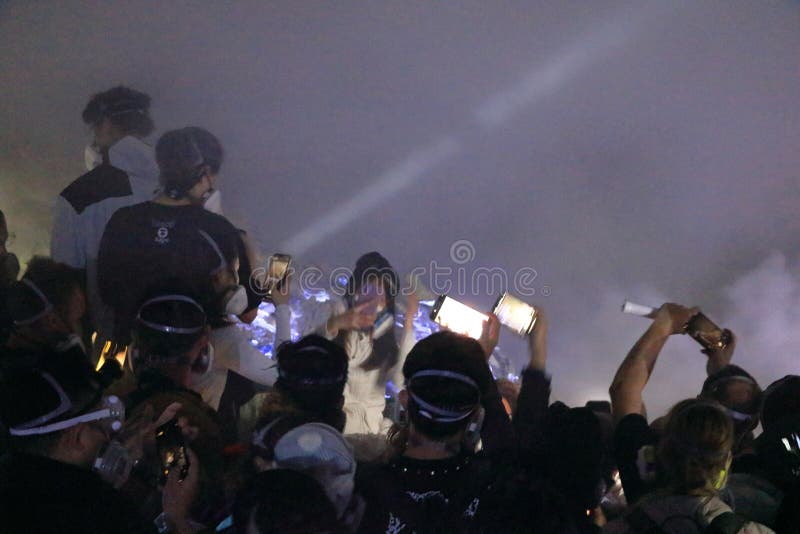 印尼爪哇岛伊根火山 - 2024年2月4日：人们在夜间行走，前往火山火山口的蓝色火焰 库存照片