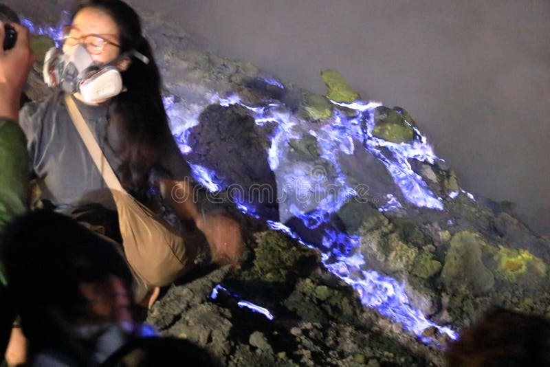 印尼爪哇岛伊根火山 – 2024年2月4日：人们在夜间行走，前往火山的蓝色火焰 免版税库存图片