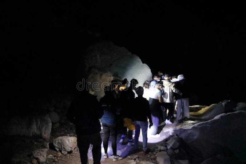 印尼爪哇岛伊根火山 - 2024年2月4日：人们在夜间徒步前往火山火山口的蓝色火焰 免版税库存照片