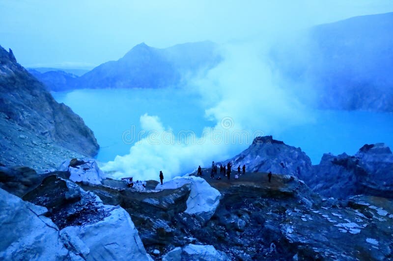 印尼爪哇岛伊根火山 - 2024年2月4日：人们在夜间步行前往火山火山口的蓝色火焰 免版税图库摄影