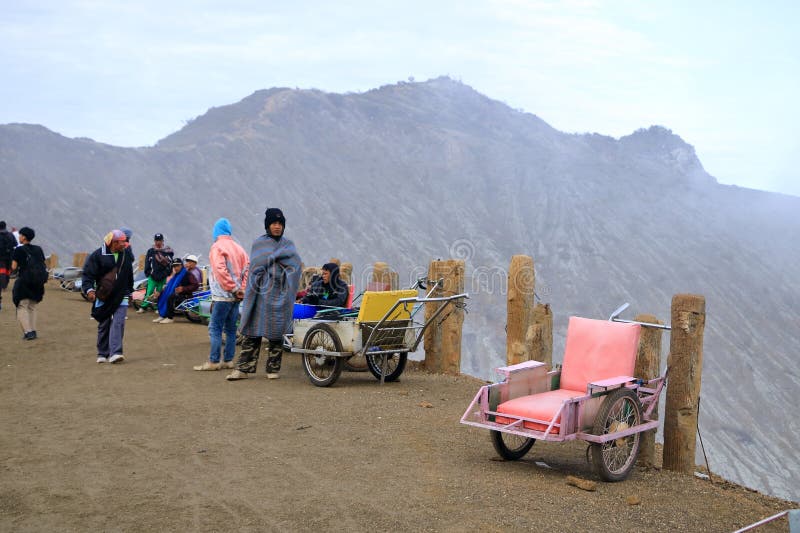 印尼爪哇岛伊根火山 - 2024年2月4日：当地人使用出租车马车将游客带到美丽的伊根火山顶 库存照片