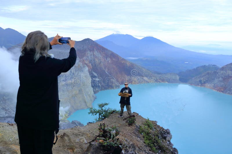 印尼爪哇岛伊真火山 - 2024年2月4日：人们在清晨欣赏伊真火山 图库摄影