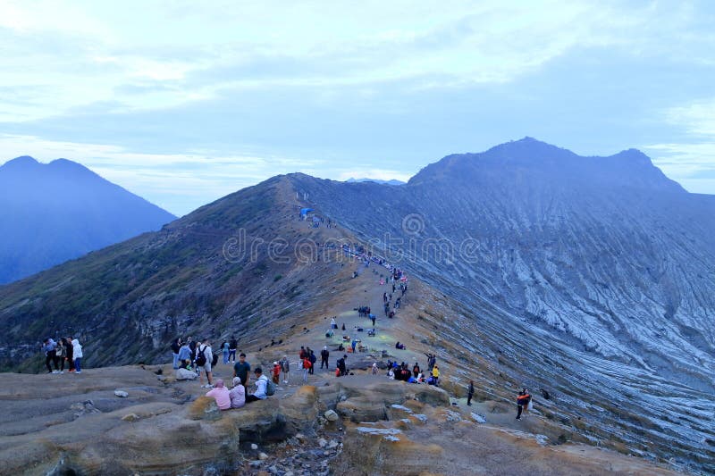 印度尼西亚爪哇岛伊真火山，2024年2月4日：人们在清晨欣赏伊真火山的美景 库存图片