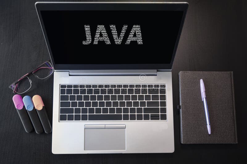 Вид сверху на ноутбук с текстом Java. Надпись JAVA на экране и клавиатуре ноутбука. Изучите язык программирования Java, компьютер стоковые изображения