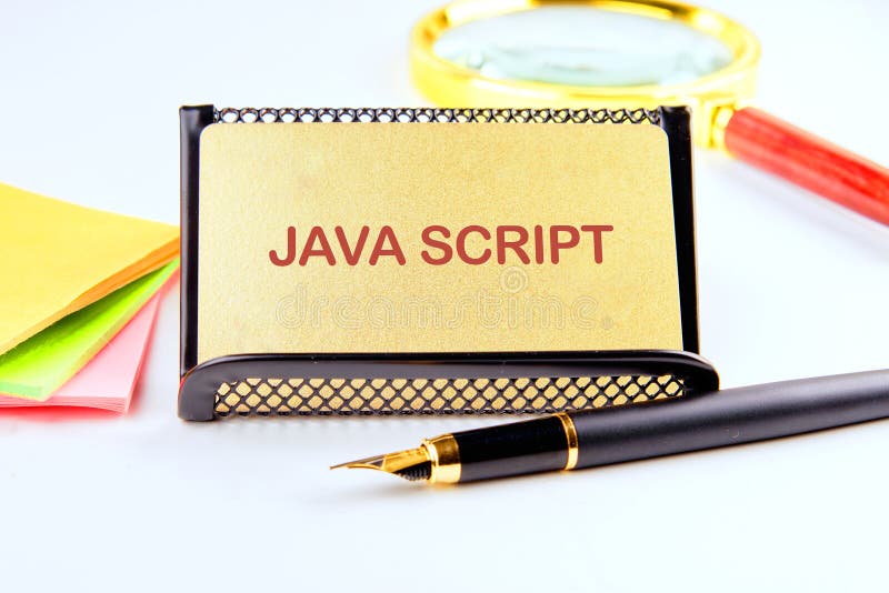 Java Script γραμμένο σε πινακίδα με είδη γραφικής ύλης και έναν μεγεθυντικό φακό στο φόντο στοκ φωτογραφία