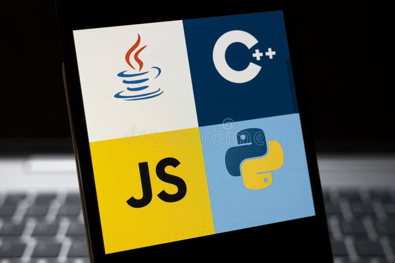 华沙，波兰 – 2026年2月24日：Java、C++、JavaScript和Python等流行编程语言图标的特写 免版税库存图片