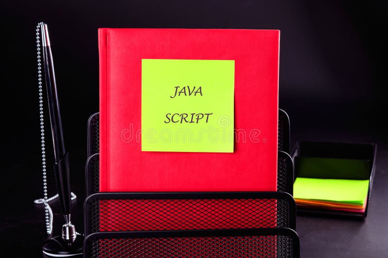 Яркий блокнот с заметкой о JavaScript в настольном органайзере во время обустройства творческого рабочего пространства стоковые изображения rf
