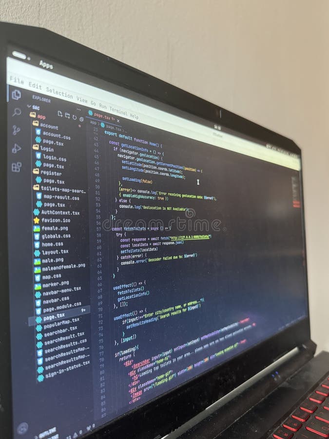 在笔记本电脑屏幕上的文本编辑器中显示的 JavaScript (TypeScript) 代码.