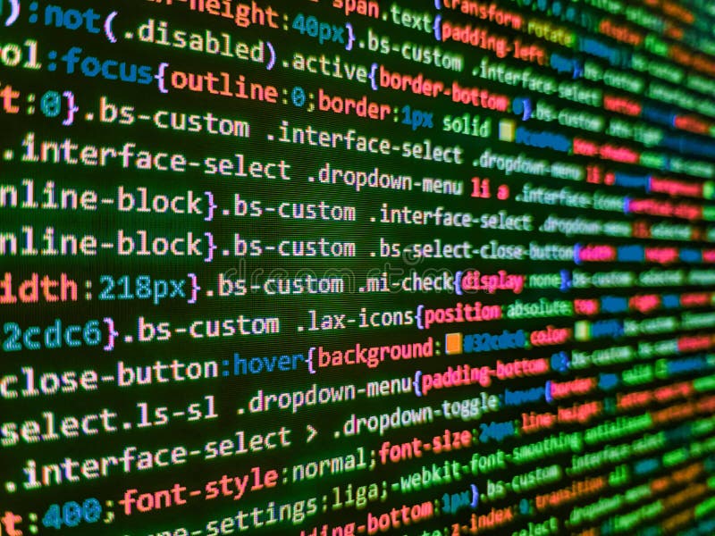 膝上型计算机屏幕编程javascript. 软件开发人员编程代码. 大数据和物联网趋势. 免版税库存照片