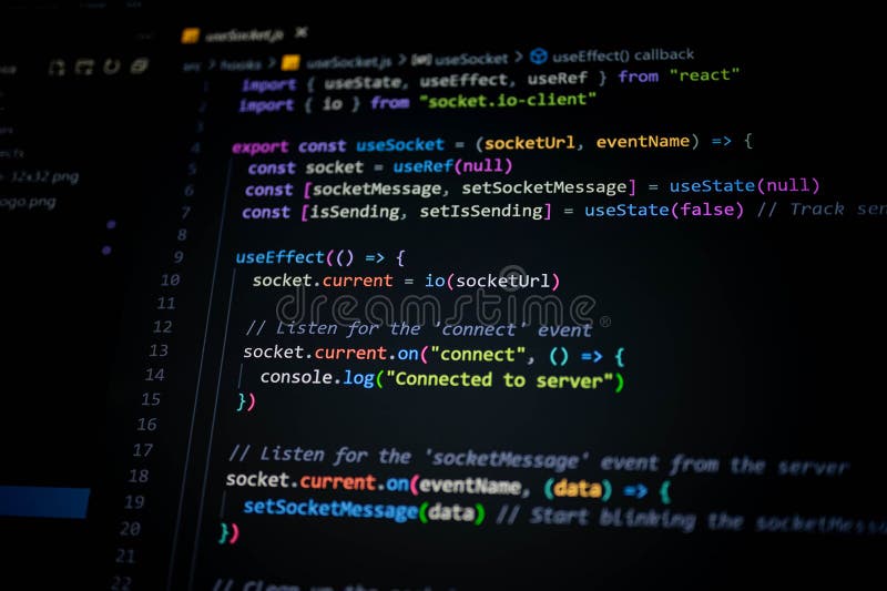 لقطة مقربة لكود JavaScript و React الملون على شاشة الكمبيوتر، تعرض اتصال socket وتواصل الخادم لتطوير الويب الحديث والبرمجة ومفهوم التكنولوجيا الرقمية.