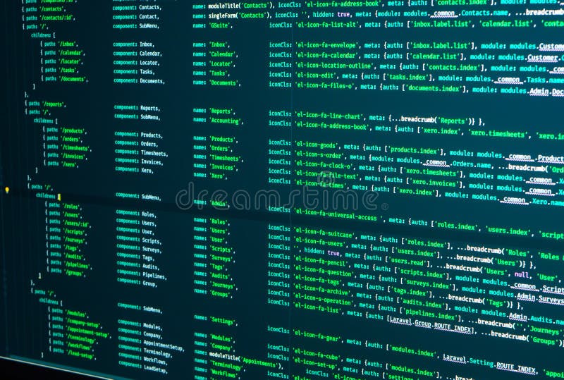 ウェブページのJavaScriptコードがコンピューターのモニターに表示されています。ソフトウェアのコンピュータープログラミングコード。フロントエンドJavaコード ストックフォト