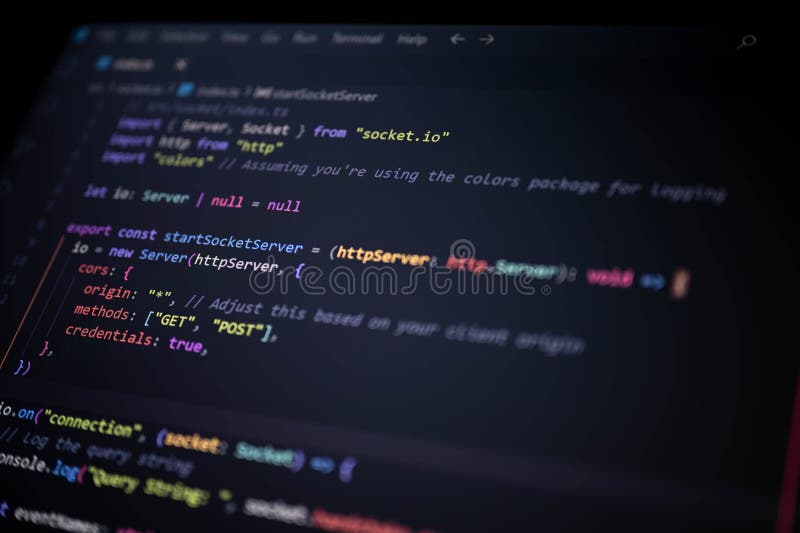 最新のJavaScriptコードエディターの画面のクローズアップ。Socket. IOとHTTPサーバー統合を使用したリアルタイムサーバー設定を表示。 ストック画像