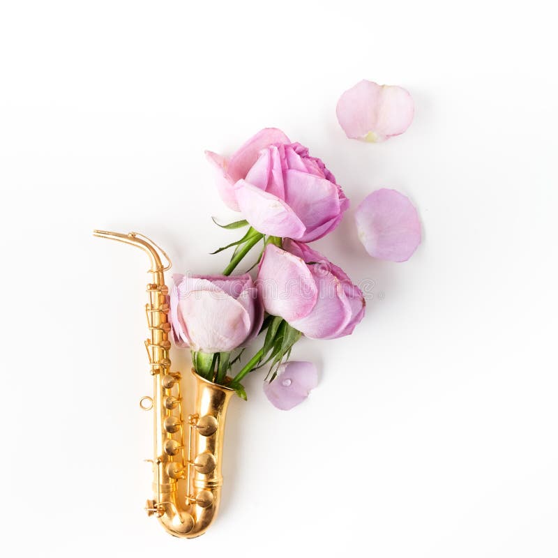 Jazz Day Saxofoon met bloemen Vlak leg, hoogste mening royalty-vrije stock foto's Jazz Day Saxofoon met bloemen Vlak leg, hoogste mening royalty-vrije stock foto's