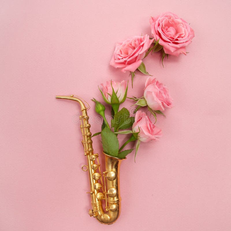 Jazz Day Saxofoon met bloemen Vlak leg, hoogste mening stock fotografie Jazz Day Saxofoon met bloemen Vlak leg, hoogste mening stock fotografie