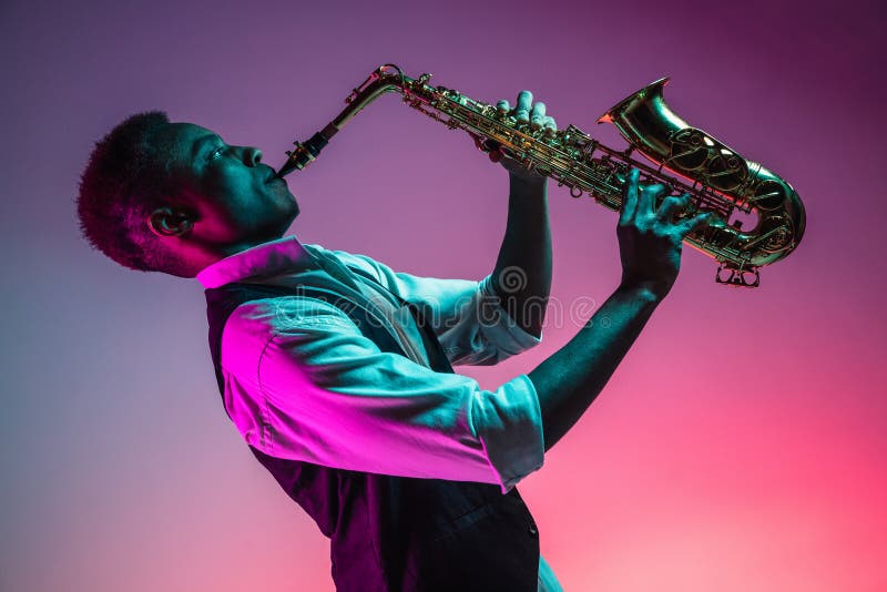 Jazzista afroamericano che gioca il sassofono