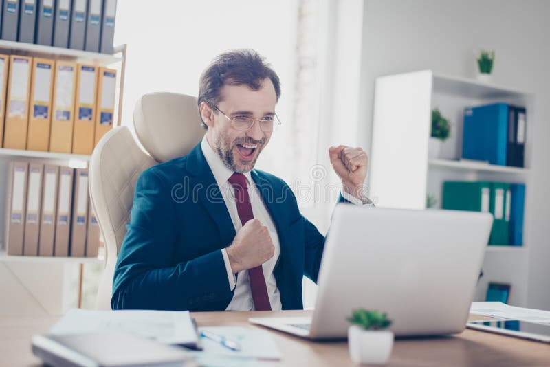 Je l'ai fait ! Le banquier réussi d'entrepreneur célèbre l'achievem images libres de droits Je l'ai fait ! Le banquier réussi d'entrepreneur célèbre l'achievem images libres de droits