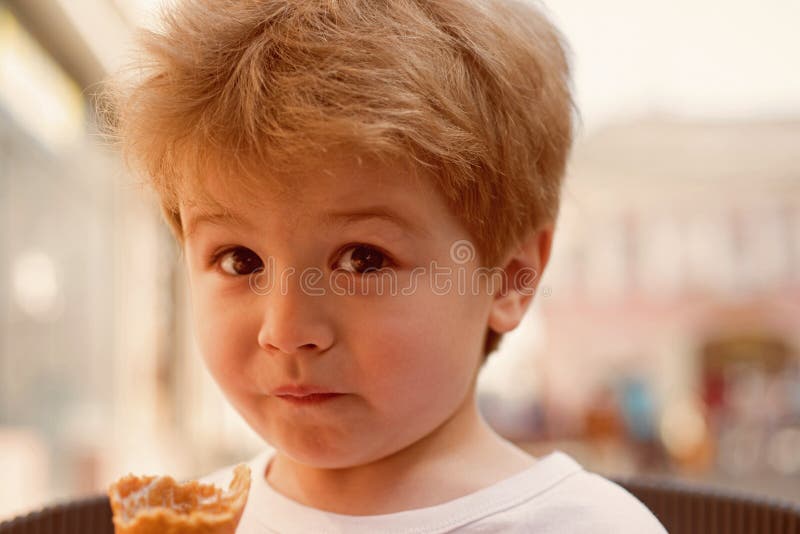 Petit Garcon Avec La Coupe De Cheveux Elegante Peu Enfant Avec Les Cheveux Blonds Courts Consommation De Petit Enfant Image Stock Image Du Mignon Coiffure Petit Garcon Avec La Coupe De Cheveux Elegante Peu Enfant Avec Les Cheveux Blonds Courts Consommation De Petit Enfant Image Stock Image Du Mignon Coiffure