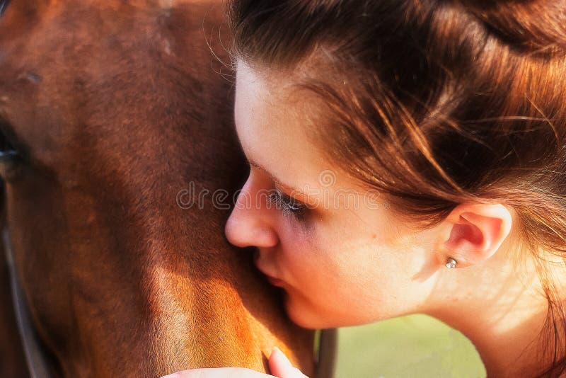 Fille avec le cheval photo stock. Image du brun, pré - 39953880