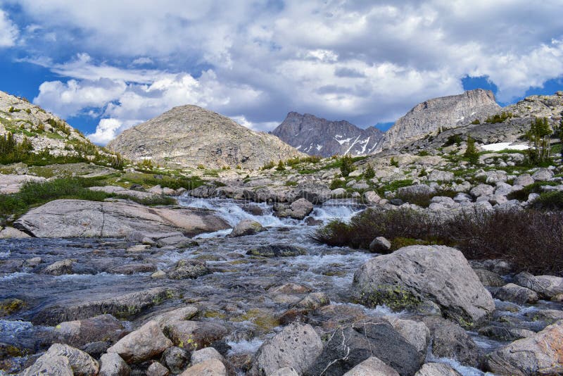 Jean Lake supérieur et inférieur dans le bassin de Titcomb le long de la chaîne de Wind River, Rocky Mountains, Wyoming, vues de photographie stock Jean Lake supérieur et inférieur dans le bassin de Titcomb le long de la chaîne de Wind River, Rocky Mountains, Wyoming, vues de photographie stock