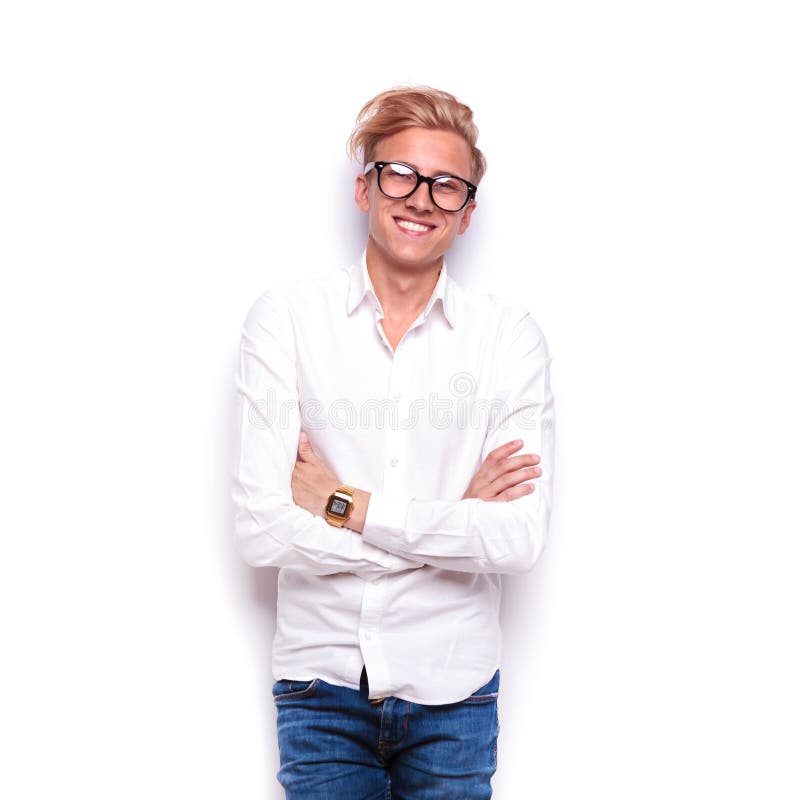 Jeans de port et verres de jeune homme occasionnel futé photo libre de droits Jeans de port et verres de jeune homme occasionnel futé photo libre de droits
