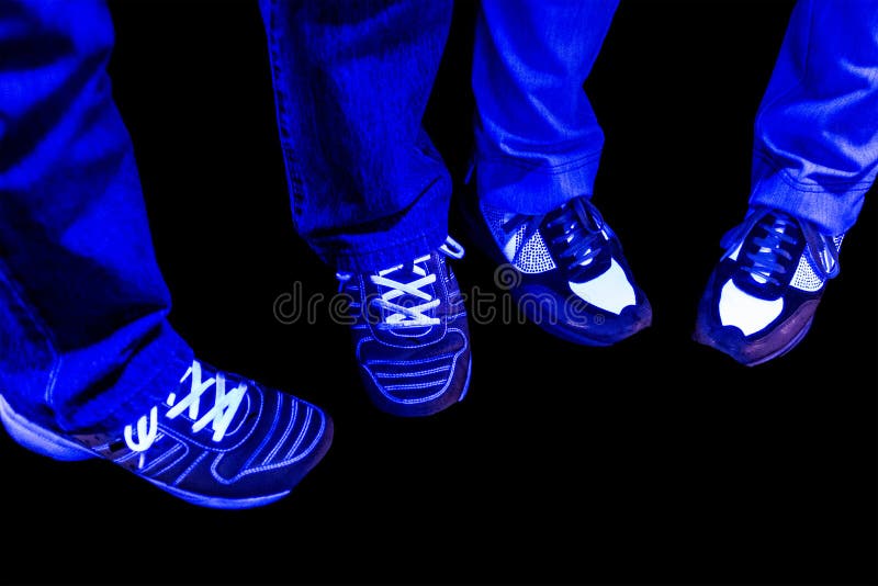 Jeans Et Chaussures De Pantalon Avec La Lumière Noire Image stock - Image  du chaussures, nightlife: 41704673