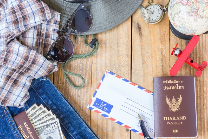 Jeans, Hemd, Pässe, Banknote, Sonnenbrille, Flugzeugmodell lizenzfreies stockfoto Jeans, Hemd, Pässe, Banknote, Sonnenbrille, Flugzeugmodell lizenzfreies stockfoto