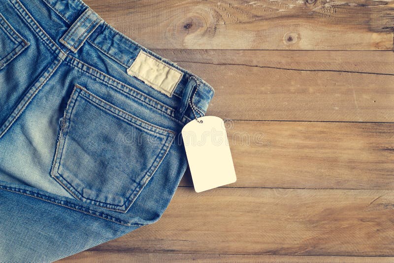 Jeans met witte lege markering op houten achtergrond