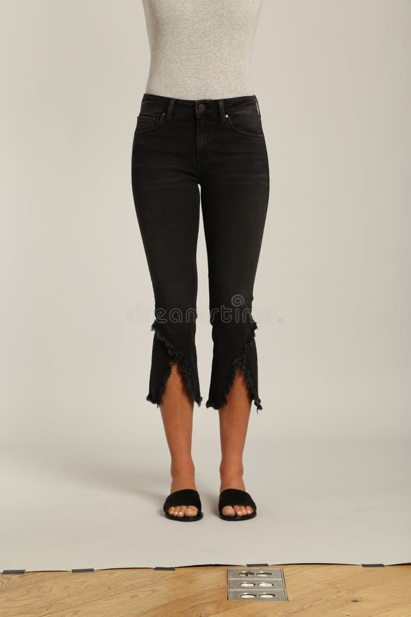 Jeans Neri Con Tacchi Neri Per Donna Fotografia Stock Immagine di jeans, bikini 157028394