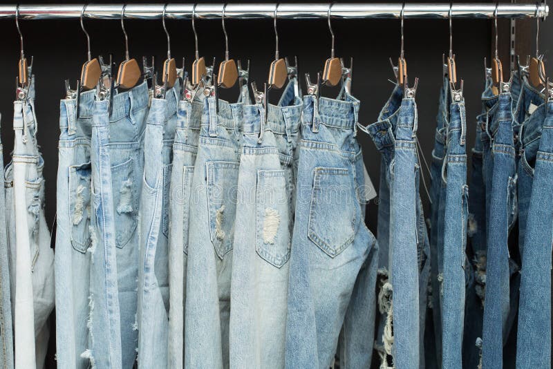 Jeans på kuggen arkivfoton Jeans på kuggen arkivfoton