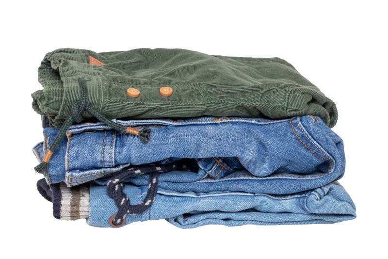 Jeanskleidung. Nahaufnahme eines Stapels von Jeans für Kinder isoliert auf einem weißen Hintergrund. Jeansmode für Kinder. Makro lizenzfreies stockbild