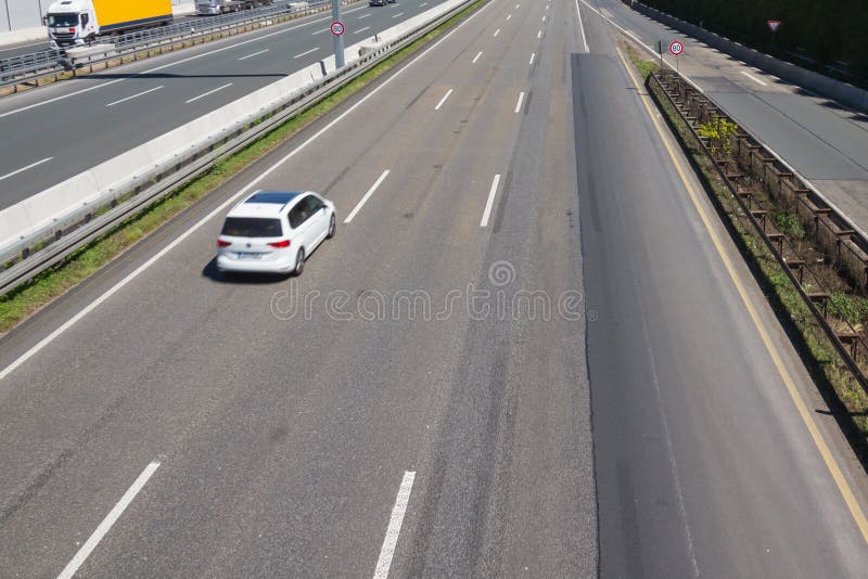 Jazda po autostradzie zdjęcie stock. Obraz złożonej z