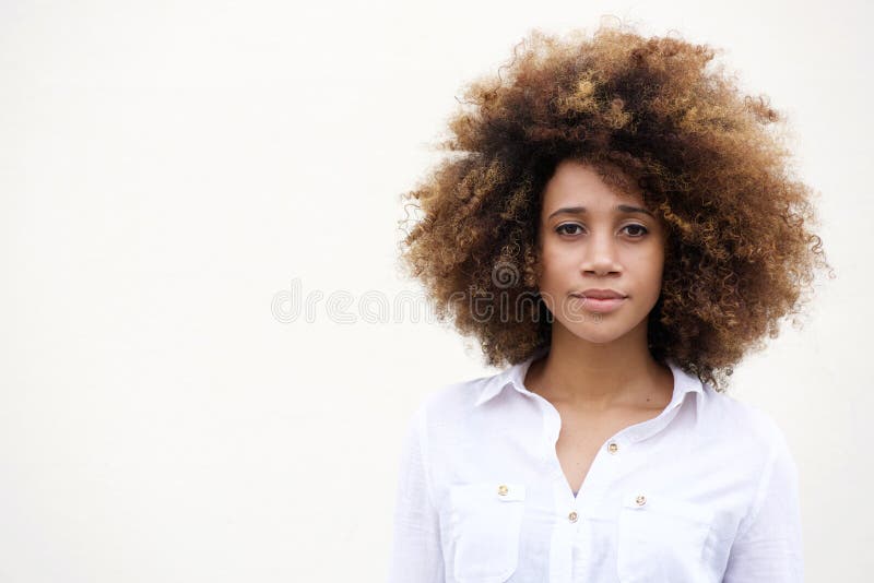 Jeden amerykanin afrykańskiego pochodzenia kobieta z kędzierzawym włosy