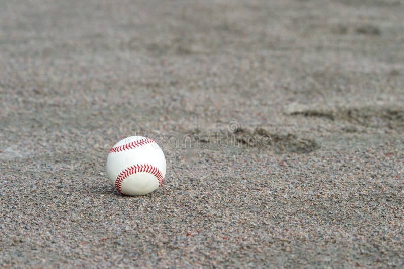 Jeden baseball na polu bramkowym sporta pole zdjęcie stock Jeden baseball na polu bramkowym sporta pole zdjęcie stock