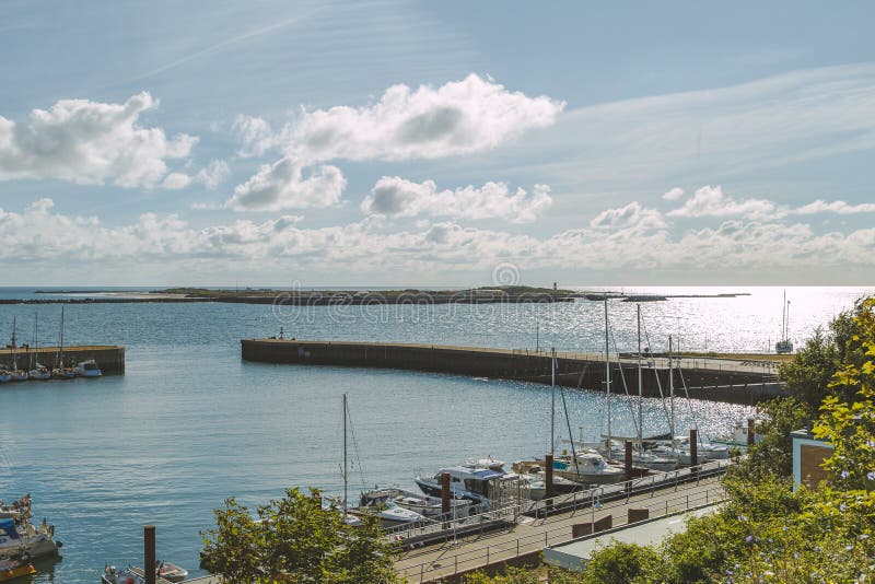 Jeden marinas na wyspie Helgoland z niekt?re ?eglowania ?odziami przy kuszetk? chwytaj?c? na pogodnym ranku fotografia royalty free Jeden marinas na wyspie Helgoland z niekt?re ?eglowania ?odziami przy kuszetk? chwytaj?c? na pogodnym ranku fotografia royalty free