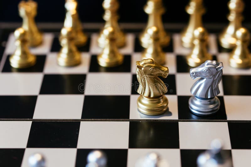 Jeden na jednym pojedynku między rycerzami szachowymi zdjęcie royalty free
