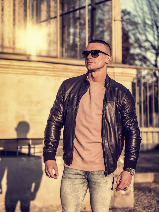 Jeden przystojny młody człowiek w miasta położeniu obraz stock Jeden przystojny młody człowiek w miasta położeniu obraz stock