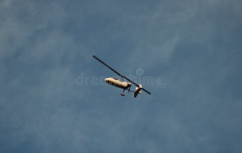 Jednoosobowy mały helikopter obrazy royalty free Jednoosobowy mały helikopter obrazy royalty free