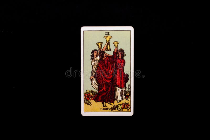Jednostek arcana tarot mniejszościowa karta odizolowywająca na czarnym tle Trzy filiżanki zdjęcia stock