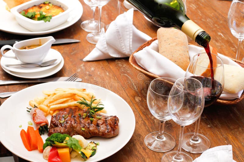 Jedzenia wino półkowy restauracyjny obraz royalty free
