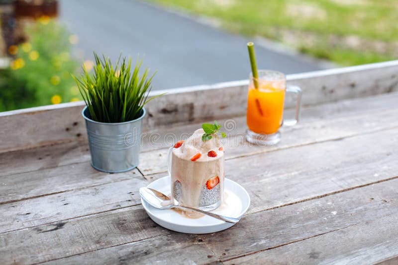 Jedzenie, napój, zdrowy łasowanie i dieting pojęcie, Biały chia pudding z świeżymi jagodami, lody i marchewka zdjęcia royalty free Jedzenie, napój, zdrowy łasowanie i dieting pojęcie, Biały chia pudding z świeżymi jagodami, lody i marchewka zdjęcia royalty free