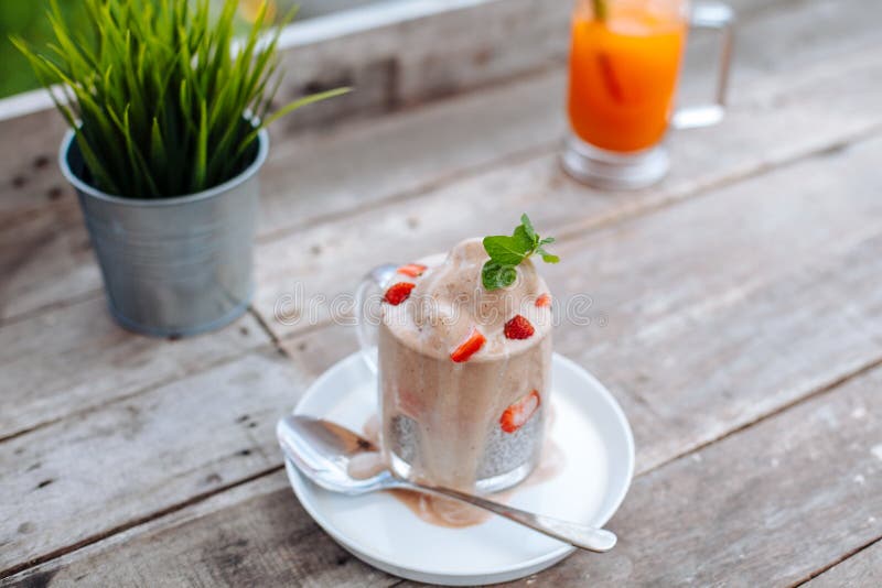 Jedzenie, napój, zdrowy łasowanie i dieting pojęcie, Biały chia pudding z świeżymi jagodami i smoothies na ta lody i marchewki fotografia stock Jedzenie, napój, zdrowy łasowanie i dieting pojęcie, Biały chia pudding z świeżymi jagodami i smoothies na ta lody i marchewki fotografia stock
