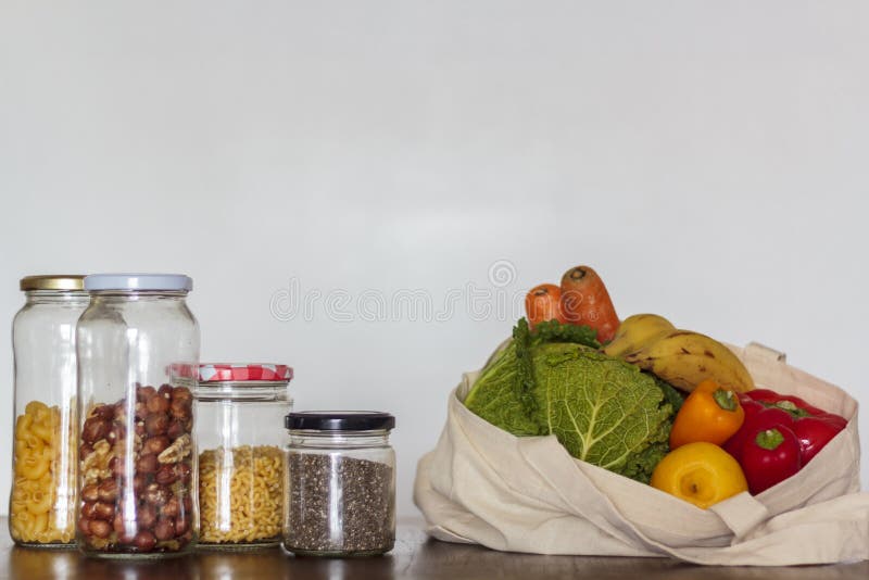 Jedzenie w szkło słojach i reusable torbie z sklepami spożywczymi Zero odpadów, klingeryt uwalnia pojęcie zdjęcia stock Jedzenie w szkło słojach i reusable torbie z sklepami spożywczymi Zero odpadów, klingeryt uwalnia pojęcie zdjęcia stock