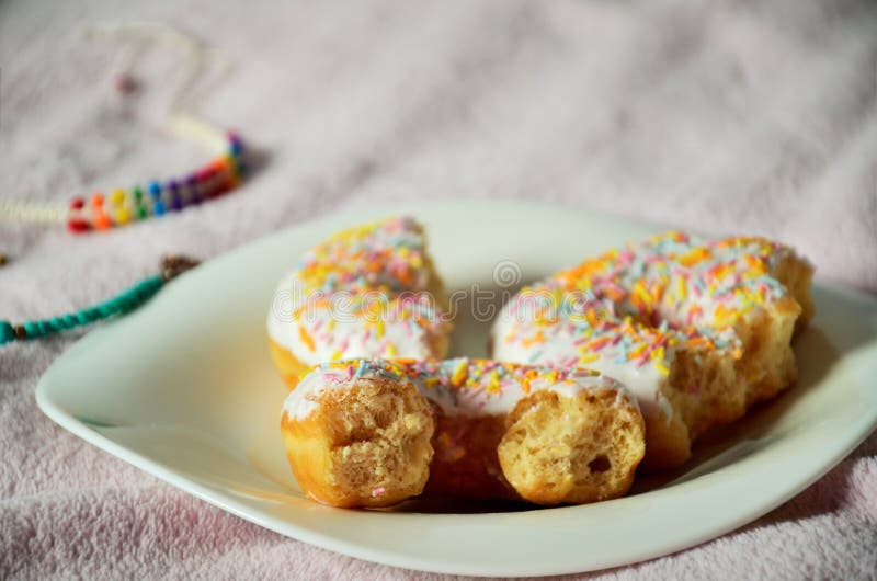 Jedzący donuts na talerzu obrazy stock Jedzący donuts na talerzu obrazy stock