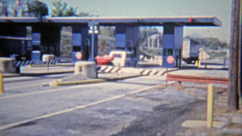 1972: Jeep che rimorchia 6 ruota ATV dopo il valico di frontiera
