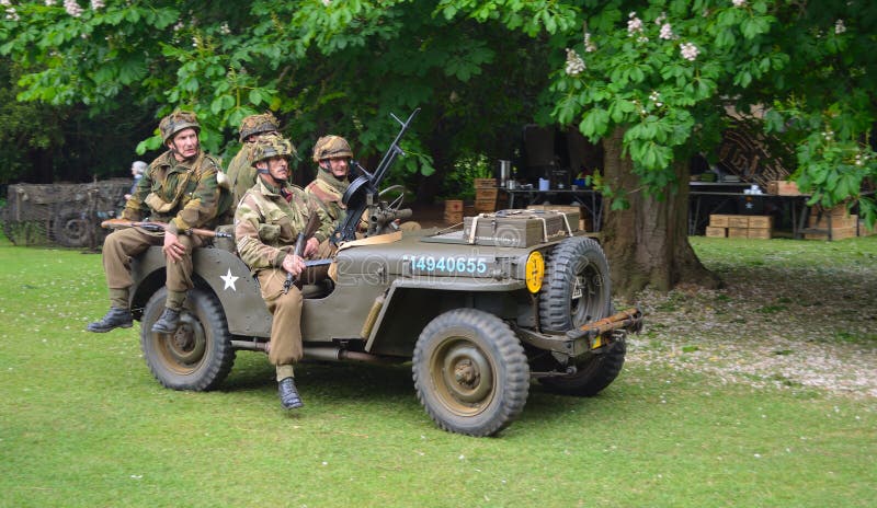 Jeep de la guerre mondiale 2 avec les hommes habillés en tant que soldats américains de la guerre mondiale 2 photos libres de droits Jeep de la guerre mondiale 2 avec les hommes habillés en tant que soldats américains de la guerre mondiale 2 photos libres de droits