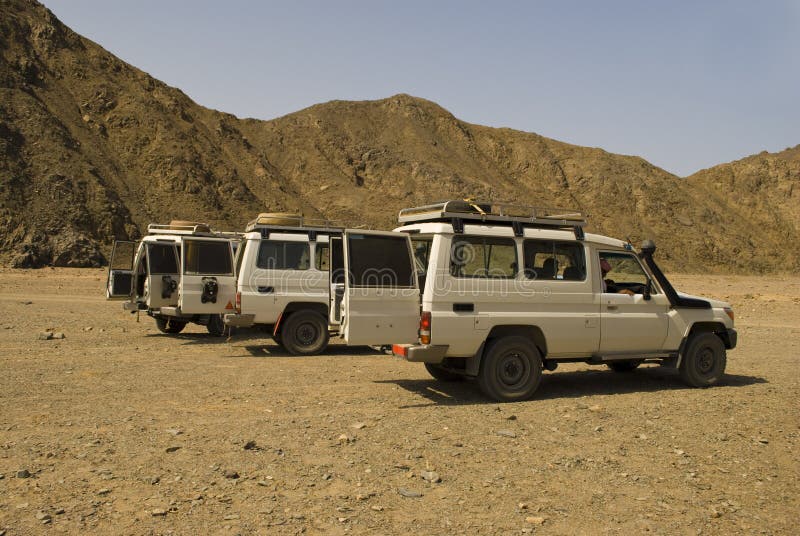 Jeep in egyptian desert stock image. Image of egypt, desolate 15793957