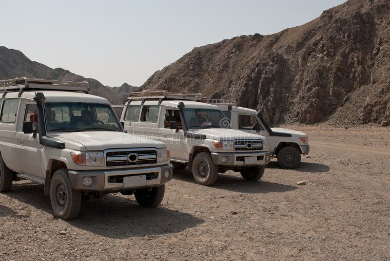 Jeep in egyptian desert stock image. Image of egypt, desolate 15793957